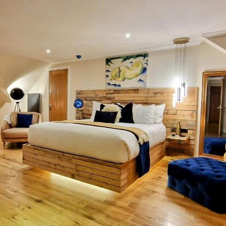 The Sleeping Dog Room At The Grumpy Schnauzer Bnb Huge Room, Luxe Suite, Private Hot Tub, Breakfast, Gym, Games Room, Farm Stay, Amazing Airdrie Εξωτερικό φωτογραφία