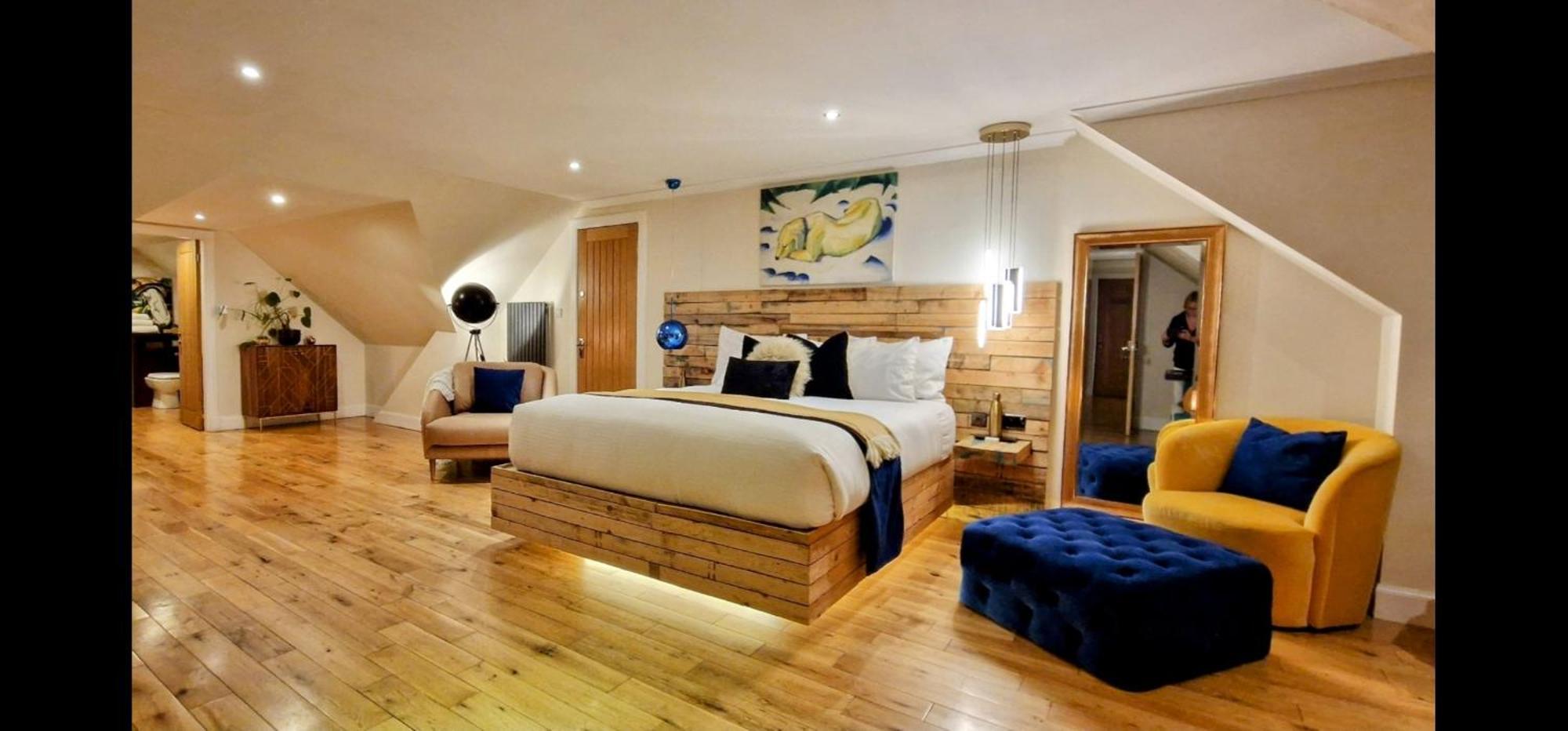 The Sleeping Dog Room At The Grumpy Schnauzer Bnb Huge Room, Luxe Suite, Private Hot Tub, Breakfast, Gym, Games Room, Farm Stay, Amazing Airdrie Εξωτερικό φωτογραφία
