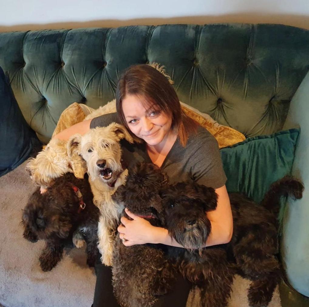The Sleeping Dog Room At The Grumpy Schnauzer Bnb Huge Room, Luxe Suite, Private Hot Tub, Breakfast, Gym, Games Room, Farm Stay, Amazing Airdrie Δωμάτιο φωτογραφία